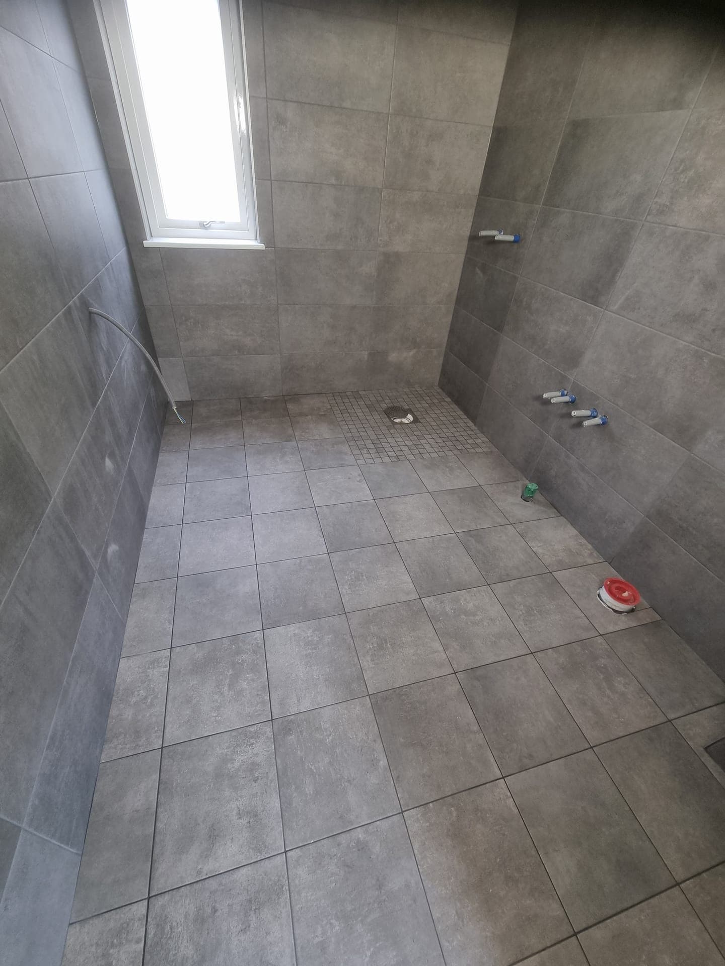 Grått kaklat badrum