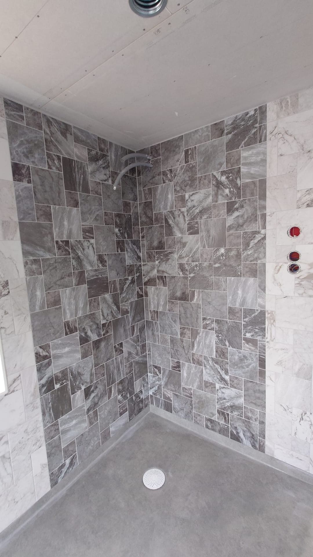 Modern dusch med marmorkakel